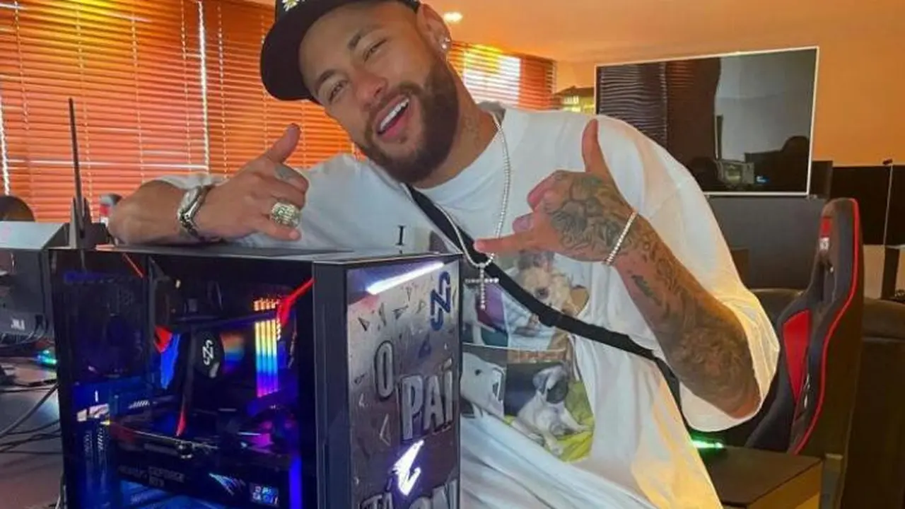Foto: Neymar dengan rakitan PC.