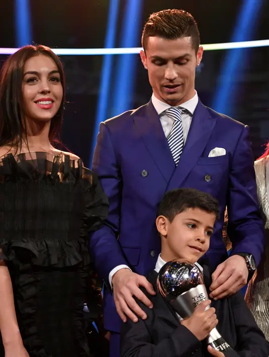 Bintang Real Madrid, Cristiano Ronaldo berfoto bersama putranya Cristiano Jr dan kekasih barunya, Georgina Rodriguez seusai menerima trofi penghargaan Pemain Terbaik Dunia FIFA 2016 di Zurich, Senin (9/1). (FABRICE COFFRINI/AFP)
