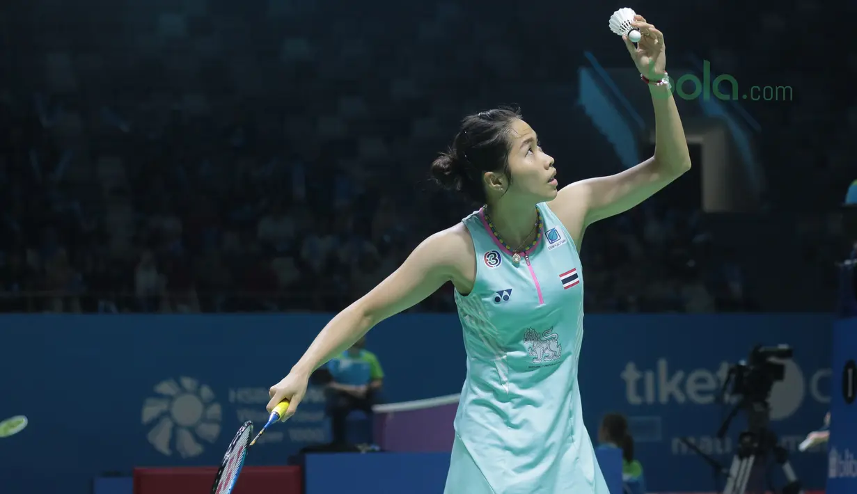 Pebulutangkis Thailand, Ratchanok Intanon melakukan service ke arah Fitriani laga tunggal putri Indonesia Open 2018 di Istyora Senayan, Jakarta, (3/6/2018). Intanon menang 21-8, 21-16. (Bola.com/Nick Hanoatubun)
