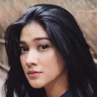 Liburan dengan tampilan berkelas ala Naysilla Mirdad yang modern ini. (Sumber foto: naymirdad/instagram)