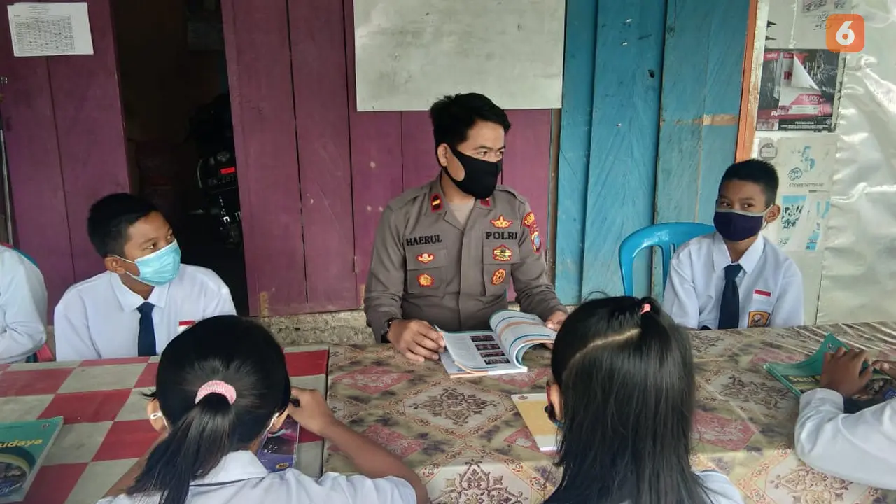 Ipda Haerul, Kapolsek Lampasio, Tolitoli membantu mengajar siswa SMPN 1 Lampasio