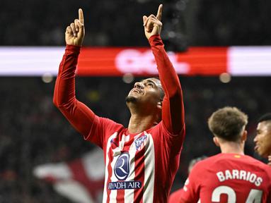 Pemain Atletico Madrid Samuel Lino melakukan selebrasi usai mencetak gol ke gawang Valencia pada pertandingan sepak bola Liga Spanyol di Stadion Metropolitano, Madrid, Sapanyol, Minggu (28/1/2024). Atletico Madrid menang 2-0. (JAVIER SORIANO/AFP)