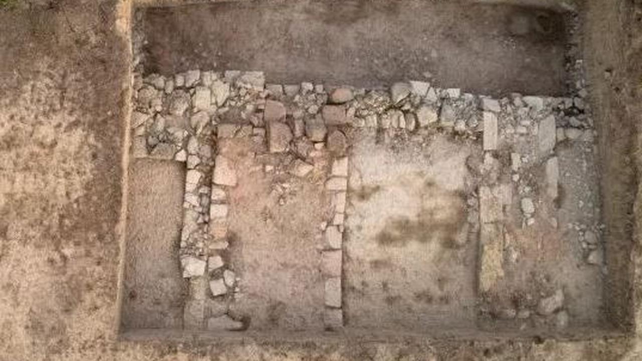 Gerbang ini diperkirakan menjadi akses utama menuju bagian terbawah kota kuno ini. Pintu gerbang ini ditutupi balok-balok batu besar.