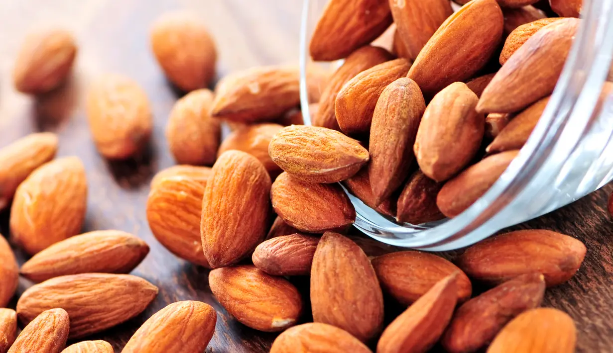Kacang almond memilki kandungan magnesium tinggi yang bermanfaat untuk relaksasi otot tubuh. Makanan ini membuat rasa kantuk semakin cepat dengan cara mematikan siklus adrenalin dan meningkatkan rasa kantuk ketika mengonsumsinya. (huffingtonpost.com)