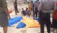 Petugas BPBD, Polisi, TNI hingga warga dan pekerja masih terus bahu membahu melakukan evakuasi serta pencarian terhadap korban pekerja yang tewas tertimbun reruntuhan longsor tambang batu alam Gunung Kuda Cirebon. (Liputan6.com/ Panji Prayitno)
