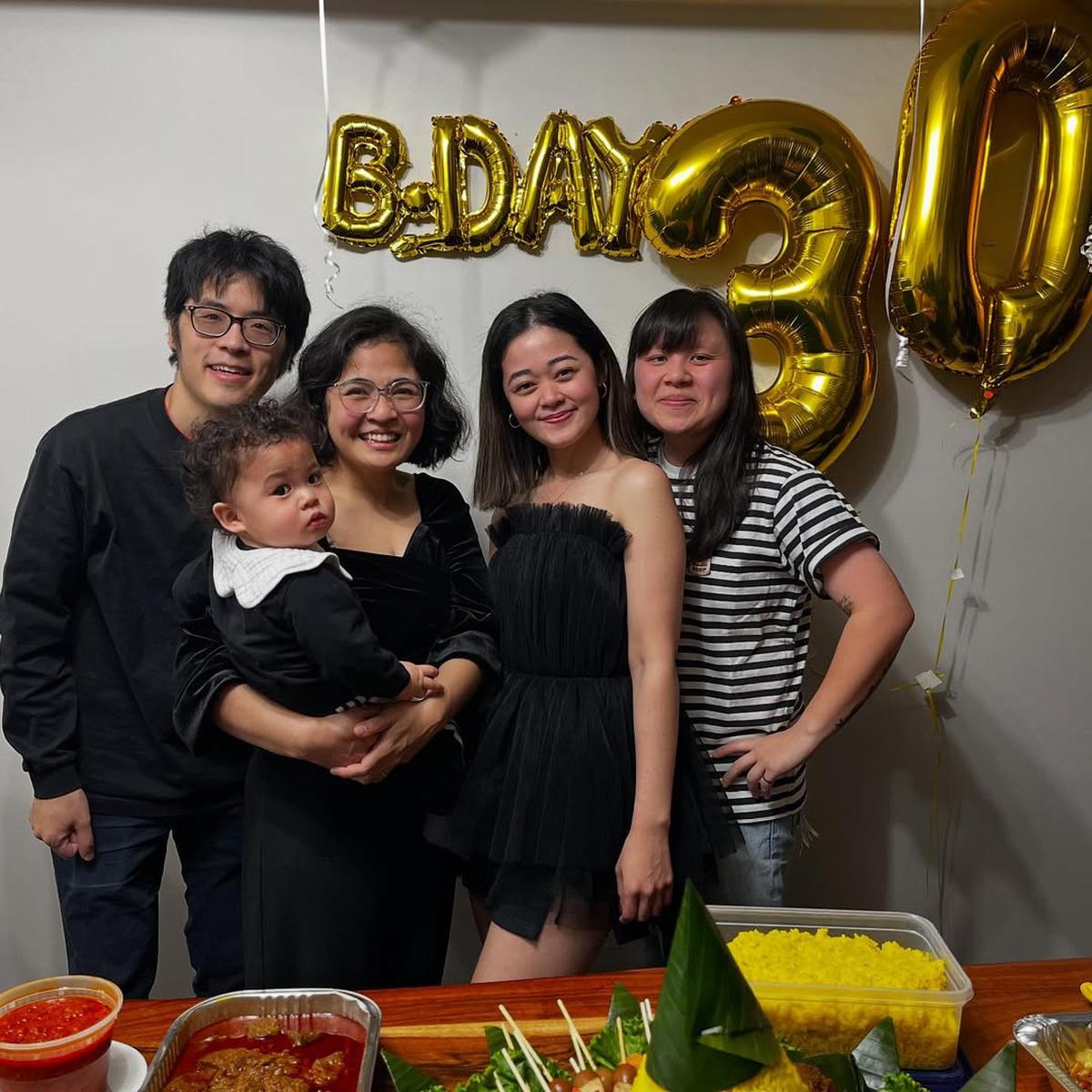 7 Potret Perayaan Ultah Gisela Cindy ke-30 di Kanada, sang Ibu Turut Hadir - Ada Tumpeng Nasi Kuning