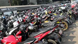 Deretan motor terparkir di area Park and Ride di Jalan MH Thamrin, Jakarta, Jumat (30/8/2019). Pemerintah Provinsi DKI Jakarta berencana mengubah peruntukan area park and ride menjadi pusat kuliner. (Liputan6.com/Helmi Fithriansyah)