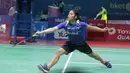 Gregoria Mariska berusaha mengembalikan bola pendeka dari Ratchanok Intanon pada babak kedua tunggal putri Indonesia Open 2018 di Istora Senayan, Jakarta, (5/6/2018). Ratchanok Intanon menang 21-11 17-21 21-14. (Bola.com/Nick Hanoatubun)
