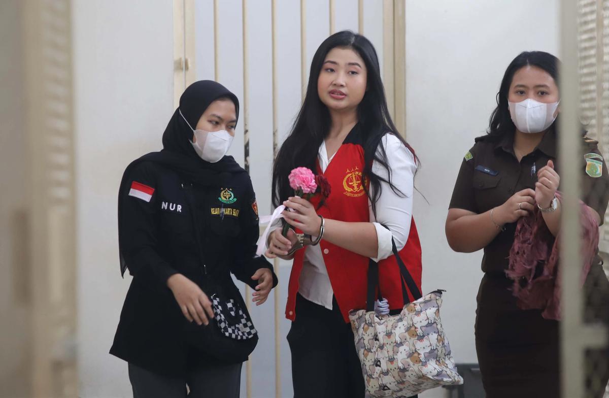 FOTO: Laras Faizati Bebas Bersyarat Usai Sidang Vonis Penghasutan