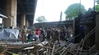 3 Alat Berat Ratakan Bangunan Liar di Kolong Tol Kalijodo