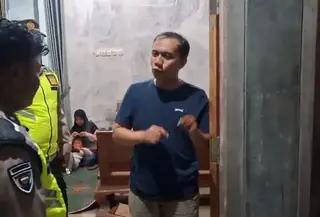 Arif Irawan, pemudik yang nyasar masuk hutan usai mengikuti arahan Google Maps. (istimewa)