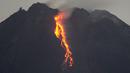 Gunung Merapi mengeluarkan lava pijar yang teramati dari Yogyakarta (7/1/2021).  Menurut Kepala PVMBG Badan Geologi Kementerian ESDM Kasbani selain guguran lava pijar, Gunung Merapi juga mengeluarkan awan panas sebanyak empat kali arah kali Krasak. (AFP/Agung Supriyanto)