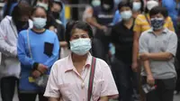 Sejumlah pedagang antre menunggu tes virus corona di sebuah pasar di Bangkok, Thailand, Jumat (11/6/2021). Thailand pada Kamis melaporkan 2.310 kasus baru Covid-19 dalam 24 jam terakhir. (AP Photo/Sakchai Lalit)