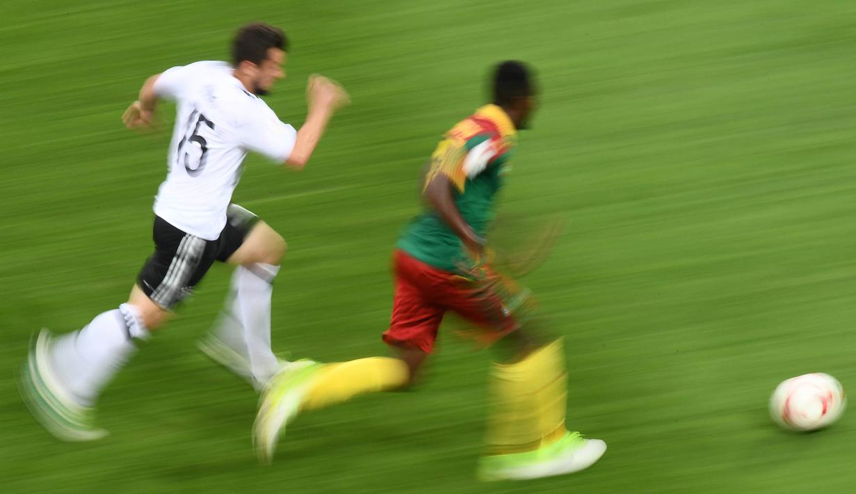 Bek Jerman, Amin Younes, berusaha mengejar striker Kamerun, Benjamin Moukandjo pada laga Grup B Piala Konfederasi 2017, di Stadion Fisht Olympic, Sochi, Minggu (25/6/2017). Jerman menang 3-1 atas Kamerun. (AFP/Franck Fife)