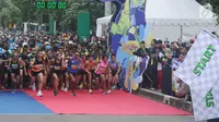 Pelari nasional, Agus Prayogo(tengah) saat melakukan start di ajang Pertamina Eco Run 2017 kategori 10K umum pria di Pantai Karnaval Ancol, Jakarta, Sabtu (16/12). Agus menjadi yang tercepat di kategori tersebut. (Liputan6.com/Helmi Fithriansyah)