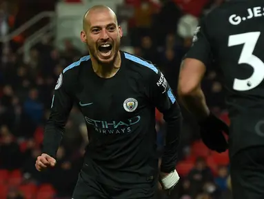 Gelandang Manchester City, David Silva berselebrasi setelah mencetak gol ke gawang Stoke City pada pertandingan pekan ke-30 Premier League di bet365 Stadium, Selasa (13/3). Dua gol kemenangan Manchester City diciptakan oleh David Silva. (PAUL ELLI/AFP)