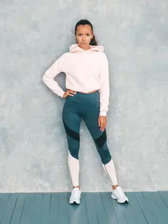 Simak tips memilih one set sporty yang nyaman agar kamu tetap fasionable saat olahraga. (Foto/Dok: freepik.com/halayalex)