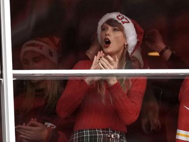 Taylor Swift terlihat menyaksikan pertandingan NFL (National Football League) antara Kansas City Chiefs melawan Las Vegas Raiders di Arrowhead Stadium, Kansas, Amerika Serikat, Selasa (26/12/2023) WIB. Ia datang langsung untuk menyaksikan sang kekasih, Travis Kelce yang bermain di Kansas City Chief. (AP Photo/Charlie Riedel)