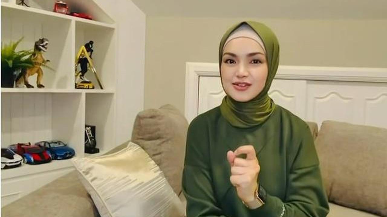 Siti Nurhaliza bersama Lesti Kejora meraih penghargaan untuk kategori Duo/Duet/Grup/Kolaborasi Dangdut Terpopuler di ajang Indonesian Dangdut Awards (IDA) 2025. (dok)
