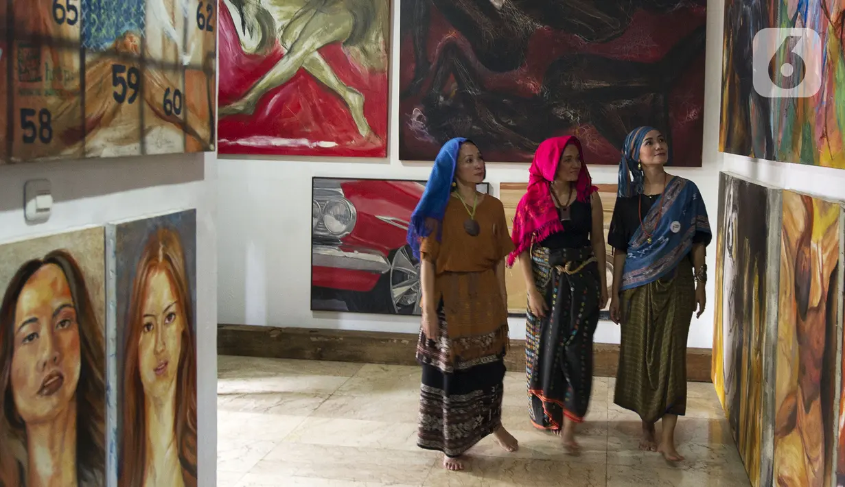 Perempuan lintas komunitas saat kegiatan Sapawastra memperingati Hari Ibu di pelataran Secret Garden Art Space, Depok, Jawa Barat, Rabu (22/12/2022). Kegiatan ini untuk menggugah masyarakat dalam mengenal dan mencintai beragam kain tenun tradisional. (merdeka.com/Arie Basuki)