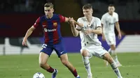 Pemain Barcelona, Fermin Lopez, berebut bola dengan pemain Shakhtar Donetsk, Artem Bondarenko, pada laga Liga Champions, di Stadion Olimpic Lluis Companys, Rabu (25/10/2023). Berkat hasil ini, Barcelona kini bertengger kokoh di puncak klasemen Grup H dengan poin sembilan. (AP Photo/Joan Monfort)