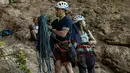 Peserta menyiapkan tali saat berpartisipasi dalam Festival Mendaki tahunan 2019 di pulau Kalymnos (4/10/2019). Festival ini telah menarik sekitar 400 pendaki olahraga dari seluruh dunia. (AFP Photo/Aris Messinis)