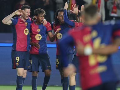 Penyerang Barcelona, Robert Lewandowski (kiri) merayakan gol kedua timnya selama pertandingan sepak bola laga leg pertama babak perempat final Liga Champions 2024/2025 melawan BVB Borussia Dortmund di Estadi Olimpic Lluis Companys, Barcelona, 9 April 2025 atau Kamis (10/4/2025) dini hari WIB. (LLUIS GENE/AFP)