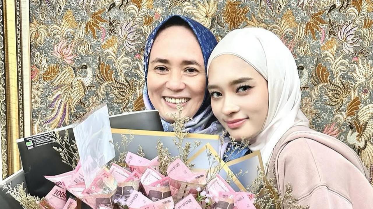 Jarang Sekali Tersorot, Potret Ibunda Inara Rusli Cantiknya 11 12 dengan Sang Putri - Wajah Mungil & Berkulit Putih