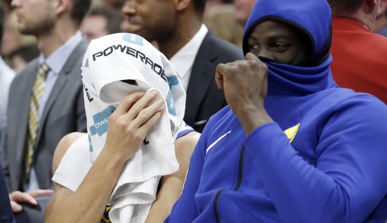 Stephen Curry (kiri) dan rekannya Draymond Green menutup wajah setelah timnya kalah dari Utah Jazz pada lanjutan NBA basketball game di Vivint Smart Home Arena, Salt Lake City, (30/1/2018). Utah menang 129-99. (AP/Rick Bowmer)
