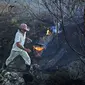 Anggota militer Brasil sedang mengecek bekas kebakaran hutan Amazon (AFP/Carl de Souza)