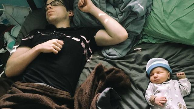 7 Potret Kocak Saat Ayah Harus Mengurus Anaknya