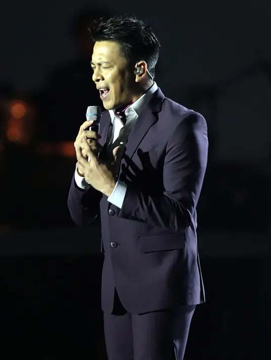 Dengan busana berwarna merah Ariel tampil menyanyikan lagu berjudul Saat Kau pergi. Tak hanya itu, beberapa lagu pun dibawakan Ariel. Beberapa penampilan Ariel dan BCL berduet dengan mesra. (Deki Prayoga/Bintang.com)