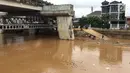 Warga berkumpul untuk memancing ikan dari Sungai Ciliwung yang meluap di Rawajati,Jakarta, Selasa (6/2). (Liputan6.com/Immanuel Antonius)