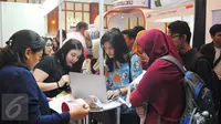 Para peserta saat mengunjungi pameran LPDP Edufair di Jakarta, Selasa (31/1). Para Pelajar tersebut mengantri untuk memasuki pameran pendidikan tinggi Lembaga Pengelola Dana Pendidikan (LPDP) Edufair 2017. (Liputan6.com/Angga Yuniar)