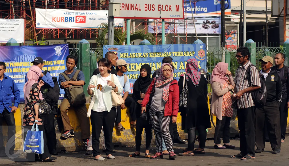 Sejumlah calon penumpang menunggu di luar Terminal Blok M Jakarta, Selasa (22/3). Terminal Blok M terlihat lebih sepi akibat isu sejumlah aksi persatuan pengemudi angkutan darat yang menolak angkutan berbasis on-line. (Liputan6.com/Helmi Fithriansyah)