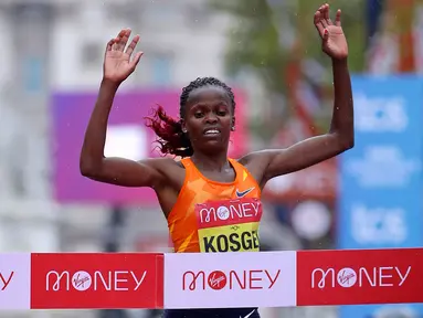 Brigid Kosgei dari Kenya menyentuh garis finis pada ajang London Marathon ke-40 kategori elit putri di London, Inggris, Minggu (4/10/2020). Juara bertahan Brigid Kosgei meraih kemenangan dalam dua jam 18,58 menit. (Richard Heathcote/Pool via AP)