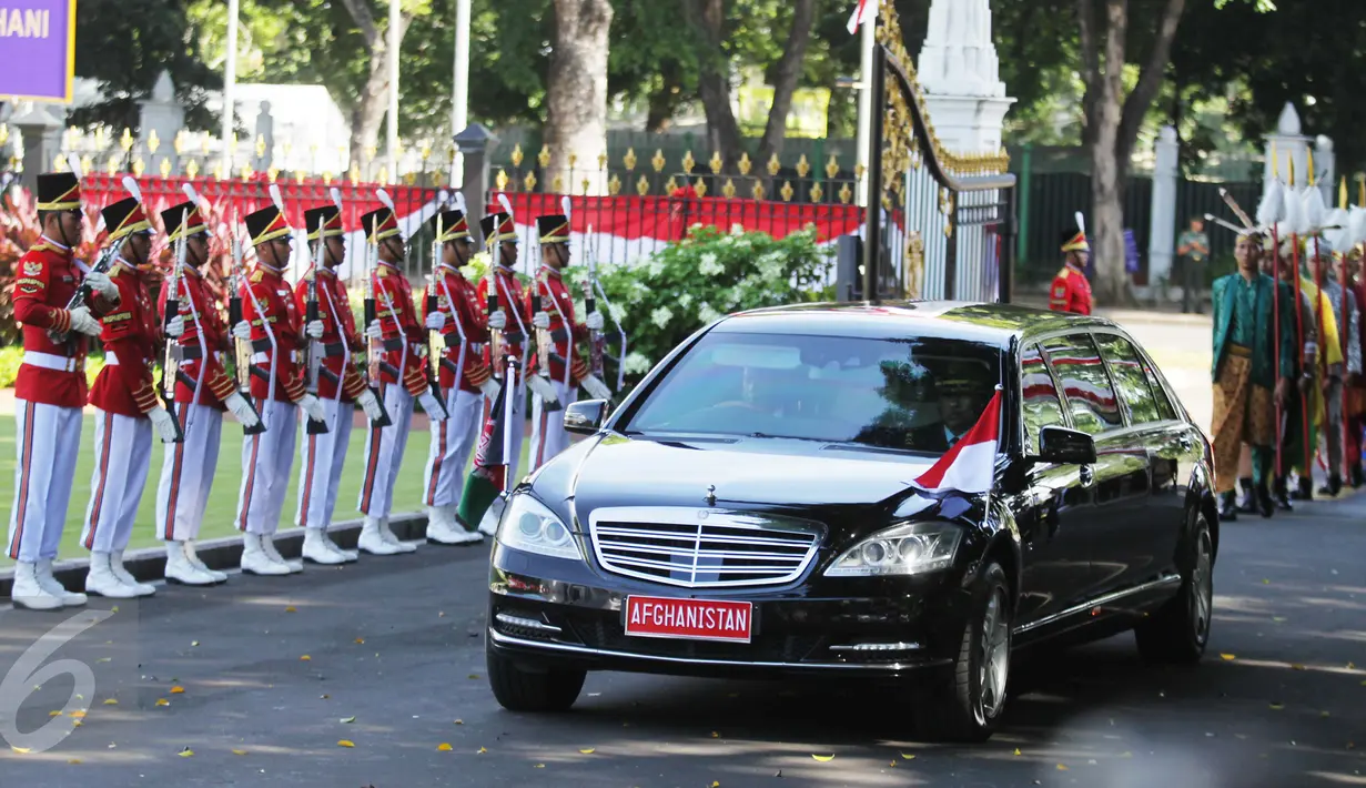 Mobil yang ditumpangi Presiden Afganistan Mohammad Ashraf Ghani saat tiba di Istana Merdeka, Jakarta, Rabu (5/4). Kunjungan tersebut menjadi istimewa karena pertama kali dilakukan oleh Presiden Afghanistan ke Indonesia. (Liputan6.com/Angga Yuniar)