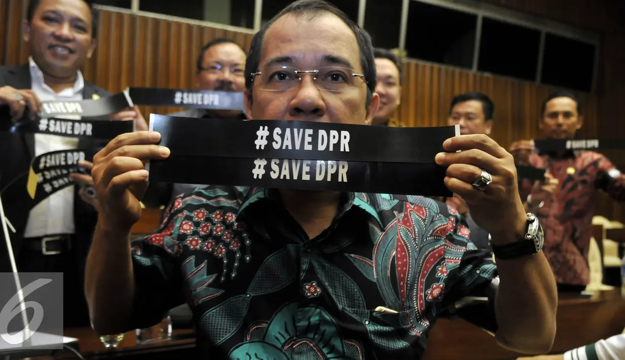 Anggota DPR yang juga Anggota MKD Akbar Faisal menunjukan Pita Hitam bertuliskan "Save DPR" dan mendeklarasikan untuk menyelamatkan Kehormatan DPR, meminta Setya Novanto Turun Dari Jabatannya, Jakarta, Selasa (15/12). (Liputan6.com/Johan Tallo)