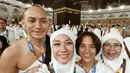 Penampilan BCL selama di Tanah Suci juga tak kalah menarik perhatian. BCL tampil anggun dengan balutan hijab dan niqab alias cadar. Banyak netizen yang memujinya. [Instagram/itsmebcl]