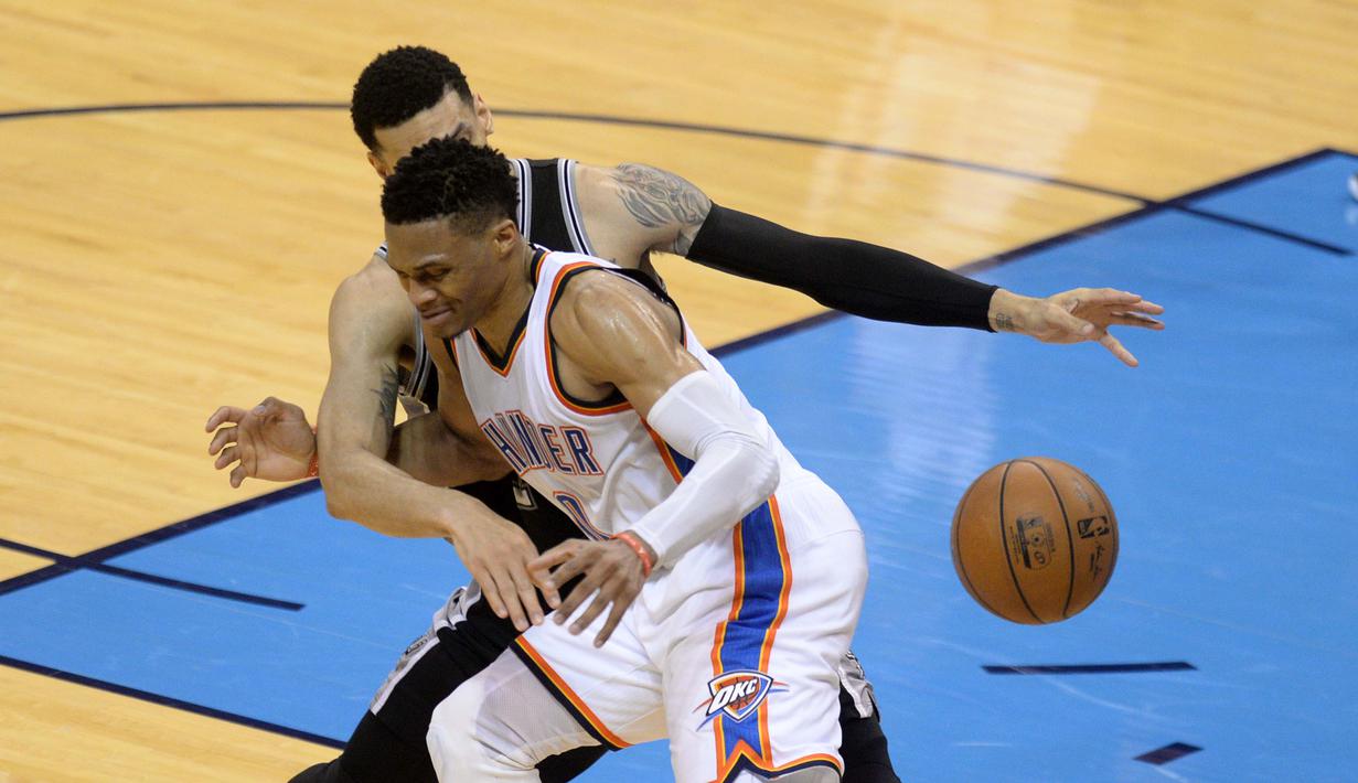 Pebasket  San Antonio Spurs, Danny Green (14) dihadang pebasket  Thunder, Russell Westbrook (0) pada lanjutan NBA Playoffs game ke-6 semifinal wilayah barat di Chesapeake Energy Arena,Oklahoma City, (12/5/2016). (Mark D. Smith-USA TODAY Sports)