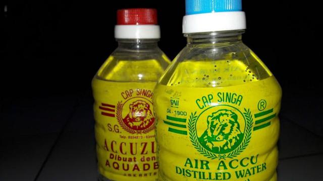 Air Aki Merah dan Biru