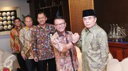 Ketua DPR Ade Komarudin (kanan) berjabat tangan dengan Dirjen Pajak Ken Dwijugiasteadi saat penyerahan SPT online melalui e - Filing di Jakarta (28/3). Ade Komarudin mendukung program yang dilakukan oleh kantor pajak tersebut. (Liputan6.com/Angga Yuniar)