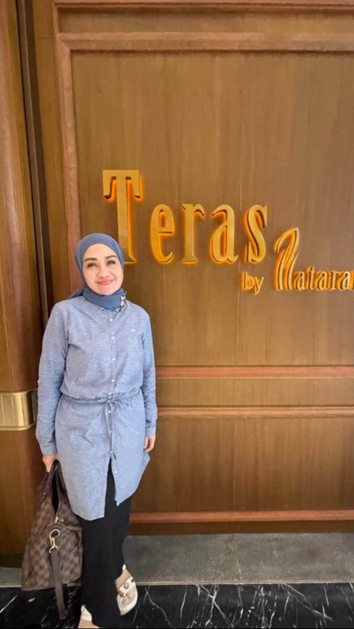 Ingin menghadiri acara formal namun tetap menonjolkan sisi santai, gaya Lulu satu ini bisa jadi opsi. Paduan antara tunik polos dengan celana hitam ini menonjolkan kesan formal namun tetap santai jika dilengkapi aksesoris bros.
