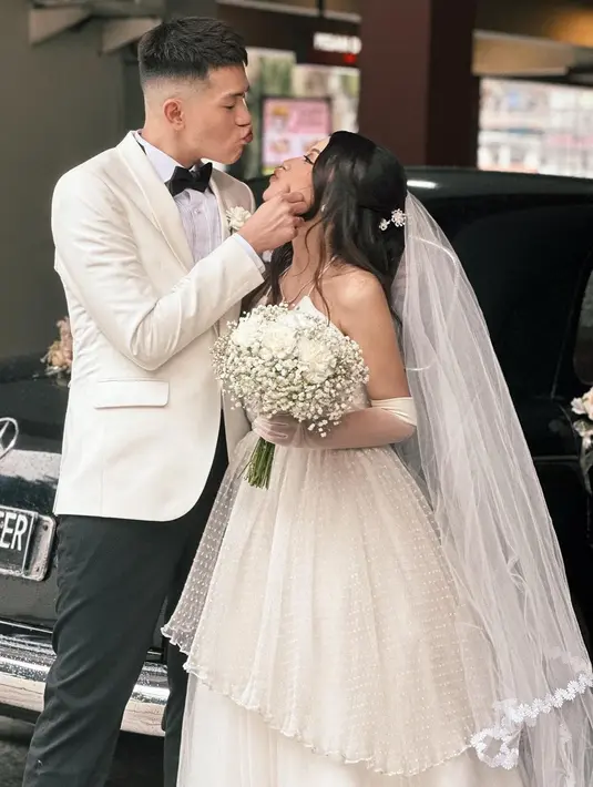 Mirriam Eka resmi jadi istri Julian Jacob dalam gaun pengantin klasik yang trendi. [@julianjacs]