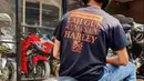 "Cuma naik Harley" (Source: Twitter/@txtdrgajelas)