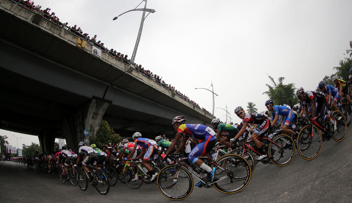Penonton memenuhi jembatan di atas sebuah jalan saat pebalap sepeda berlomba dalam Etape 2 Tour de Singkarak 2015 dari Padang Pariaman menuju Solok, Sumatra Barat, Minggu (4/10/2015). (Bola.com/Arief Bagus)
