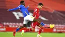 Pemain Liverpool Roberto Firmino (kanan) berebut bola dengan pemain Brighton Yves Bissouma pada pertandingan Liga Inggris di Anfield Stadium, Liverpool, Inggris, Rabu (3/2/2021). Brighton menang 1-0. (Paul Ellis/Pool via AP)