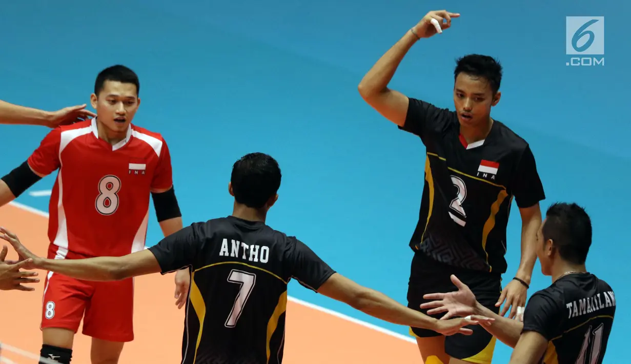 Pemain Timnas voli putra Indonesia merayakan poin saat melawan Jepang pada 8 besar grup E Kejuaraan Voli Asia 2017 di GOR Tri Dharma, Gresik, Sabtu (29/7). Indonesia kalah 0-3 (23-25, 15-25, 12-25). (Liputan6.com/Helmi Fithriansyah)