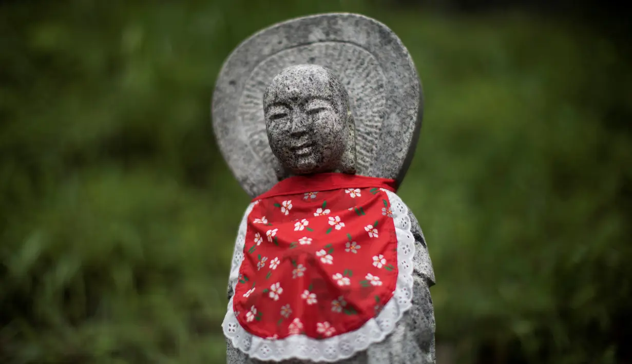 Bentuk patung Jizo yang berdiri di Kuil Buddha Jizoji, Oganomachi, Prefektur Saitama, Jepang, Senin (13/8). Patung jizo juga didedikasikan untuk bayi yang keguguran dan diaborsi. (Behrouz Mehri/AFP)