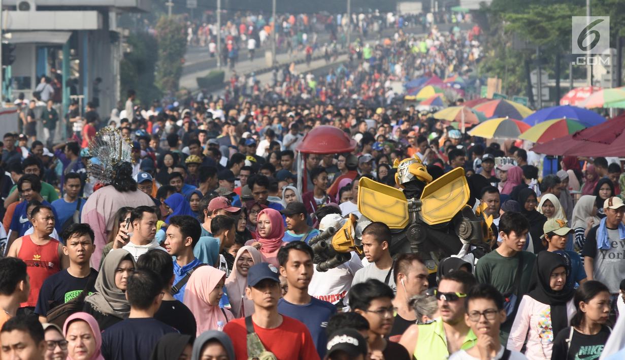 Warga berolahraga saat Car Free Day di Jalan MH Thamrin, Jakarta, Minggu (16/6/2019). Pemprov DKI Jakarta kembali memberlakukan HBKB atau car free day di Jalan MH Thamrin dan Jalan Jenderal Sudirman pascalibur lebaran setiap hari Minggu mulai pukul 06.00 - 11.00 WIB. (Liputan6.com/Angga Yuniar)